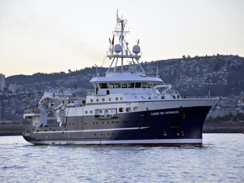 Un barco de investigación científica navegando en el mar.