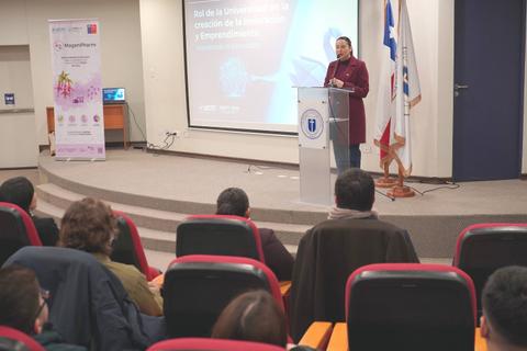 Una mujer está dando una charla sobre innovación y emprendimiento en una universidad.