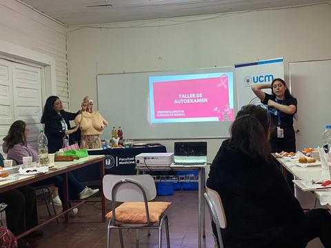 La imagen muestra un taller de autoexamen en el que se utilizan recursos didácticos y se presentan diferentes participantes en un ambiente de aprendizaje.