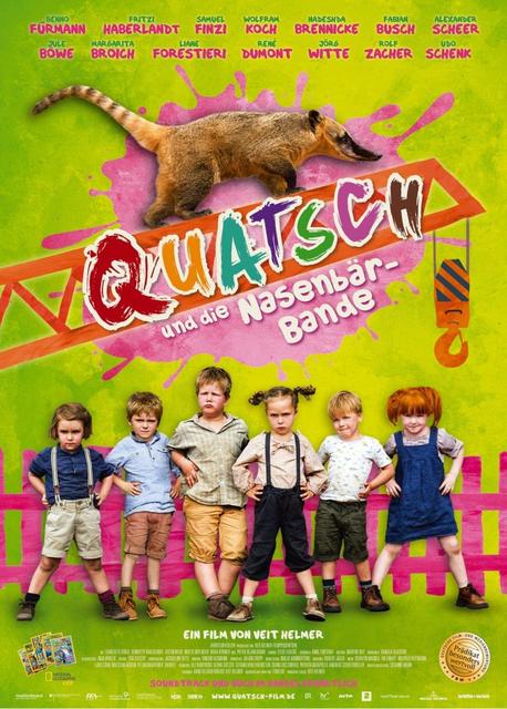 Una película infantil que presenta a un grupo de niños y un animal curioso en un colorido entorno.