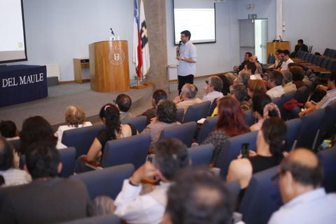 Una presentación ante una audiencia numerosa en un recinto académico.