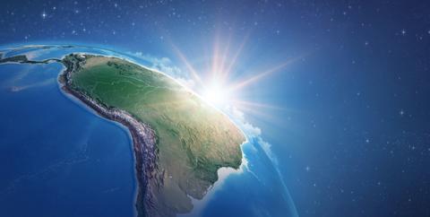 Una hermosa vista de la Tierra desde el espacio con el sol saliendo por el horizonte.