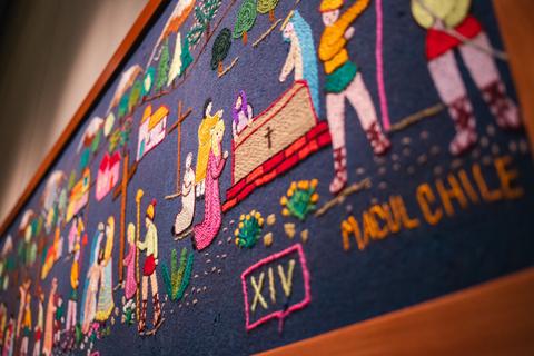 Un colorido tapiz que representa escenas de la vida rural chilena.