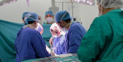 Un equipo médico realizando una cirugía en un quirófano.