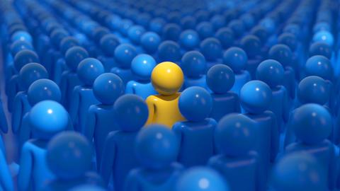 En una multitud de figuras azules, destaca una figura amarilla en el centro.