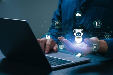 Un compadre interactuando con un computador mientras proyecta íconos tecnológicos en su mano.