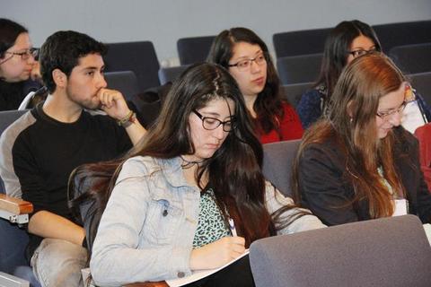 Un grupo de estudiantes escuchando atentamente en un aula.