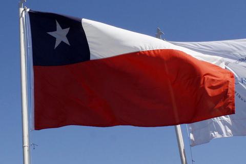 En la imagen se observa la bandera de Chile ondeando al viento.