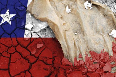 Una representación artística que muestra la bandera chilena sobre un fondo de tierra agrietada.