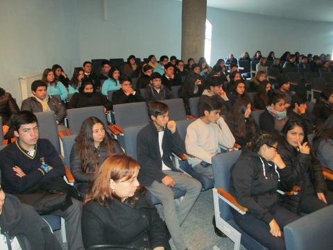 Un grupo de estudiantes sentados en un auditorio durante una presentación.