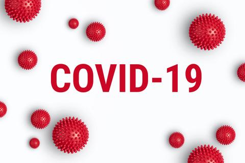 La imagen representa un fondo blanco con esferas rojas que simbolizan el virus COVID-19 y el texto "COVID-19" en letras grandes.