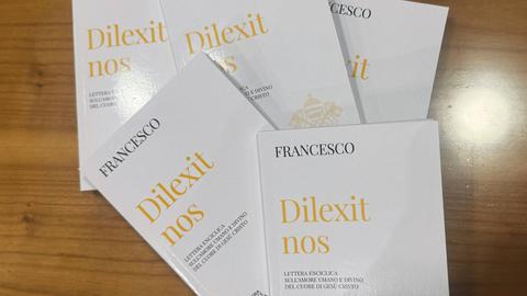 La imagen muestra varios libros titulados 'Dilexit nos' del autor Francisco.