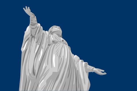 Escultura blanca de una figura con los brazos extendidos sobre un fondo azul.