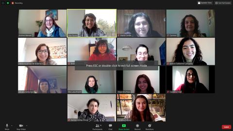 Un grupo de mujeres sonrientes posando en una videollamada.