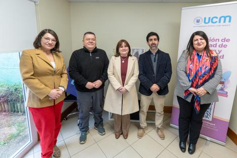 Personas posando juntas en un evento institucional de la UCM.