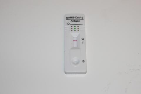 Prueba rápida de antígeno para detectar SARS-CoV-2.