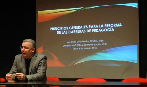 Un hombre habla en una conferencia sobre la reforma de las carreras de pedagogía.