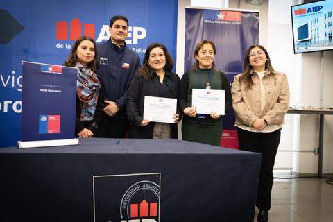 Un grupo de personas se reúne para celebrar la entrega de certificados en un evento de AIEP.
