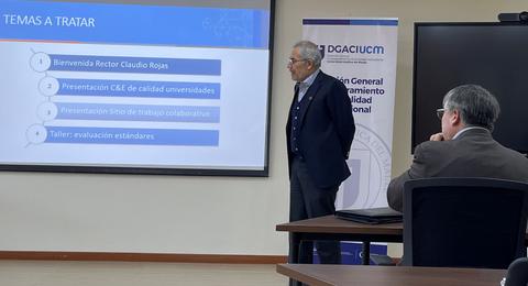 Un presentador habla sobre temas a tratar en una reunión en una sala de conferencias.