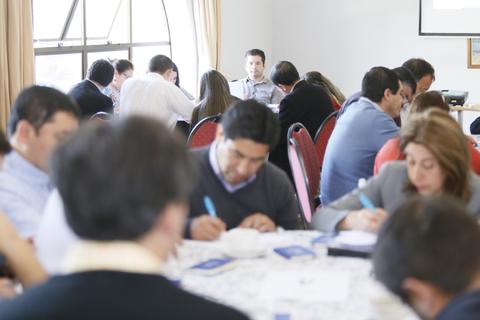 Un grupo de personas en una reunión trabajando en equipo.