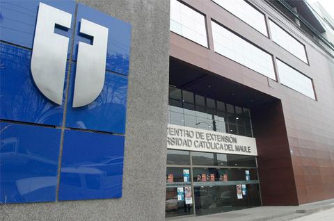 La imagen muestra la fachada del Centro de Extensión de la Universidad Católica del Maule con un logo en la parte izquierda.