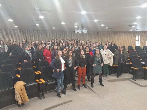 Una gran multitud de mujeres posando en un auditorio.