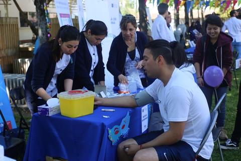 Un grupo de personas participando en un evento comunitario de salud.