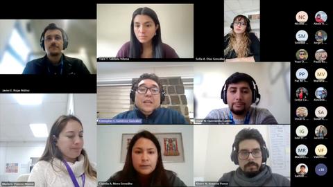 Una reunión virtual con varias personas participando en un formato de videoconferencia.