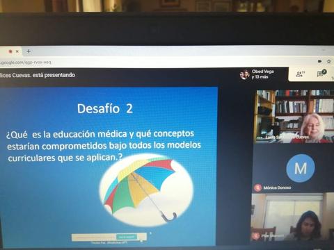 Presentación en línea sobre educación médica con un fondo colorido y un paraguas en el centro.