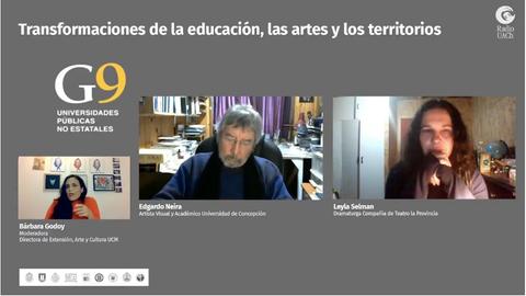 Un panel de discusión sobre las transformaciones de la educación, las artes y los territorios con tres participantes en un entorno virtual.