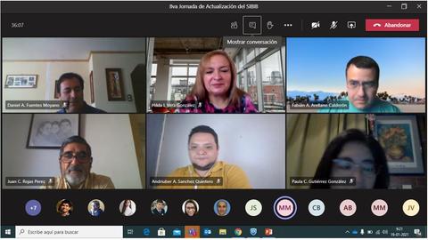 Reunión virtual de actualización con varios participantes en video conferencia.