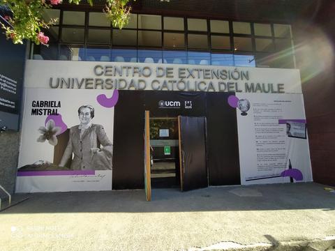 Entrada al Centro de Extensión de la Universidad Católica del Maule, con un mural dedicado a Gabriela Mistral.