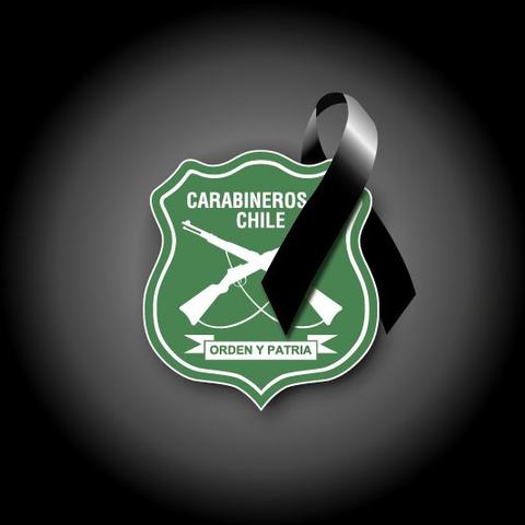 Escudo de los Carabineros de Chile con un lazo negro en señal de luto.