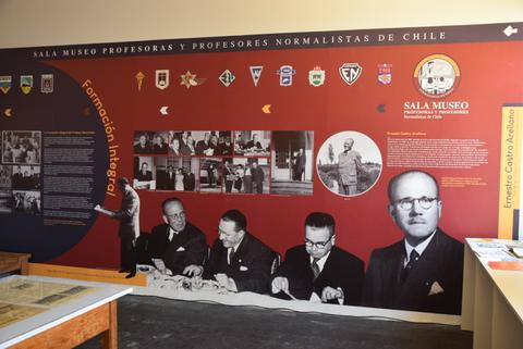 La imagen muestra una sección de un museo dedicada a profesores y profesoras normalistas de Chile con fotografías y textos informativos.