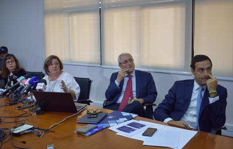 Reunión de varias personas durante una conferencia de prensa.