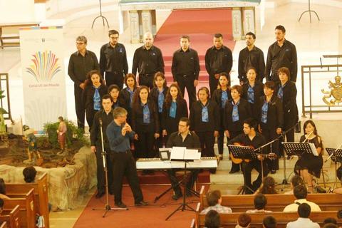 Un coro de personas en un escenario durante una actuación musical.
