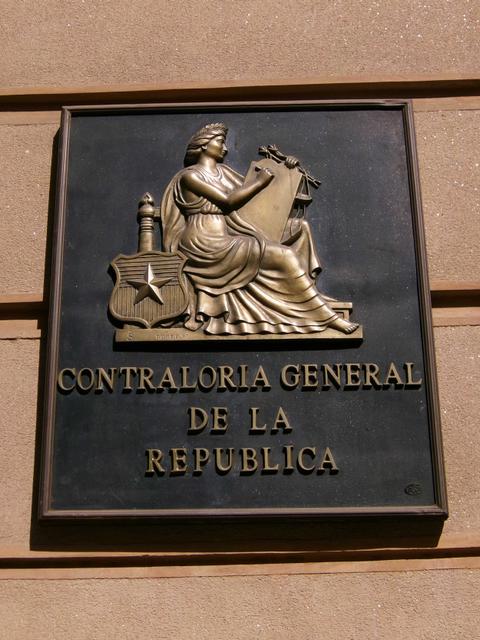 Placa de bronce de la Contraloría General de la República en Chile.
