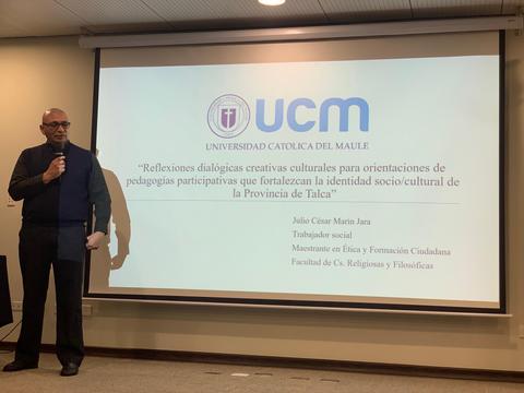 Un presentador habla durante una conferencia en la Universidad Católica del Maule sobre pedagogías participativas.