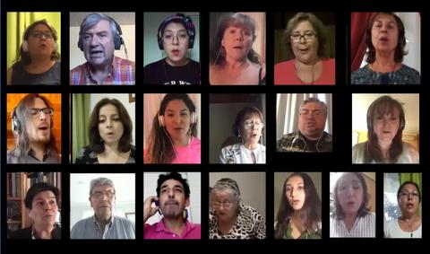 Un grupo diverso de personas cantando en una videoconferencia.