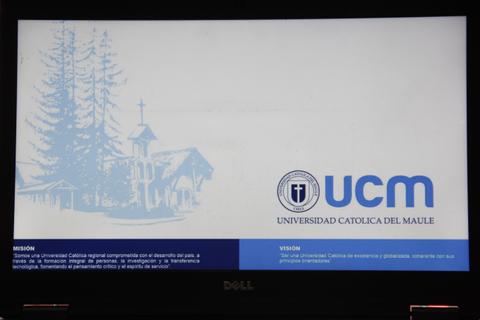 La imagen muestra un logo y un texto de la Universidad Católica del Maule.