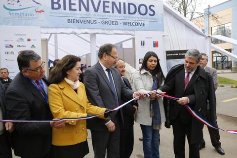 Inauguración de un seminario con la presencia de diversas autoridades cortando una cinta.