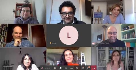 Un grupo de personas participando en una videoconferencia.