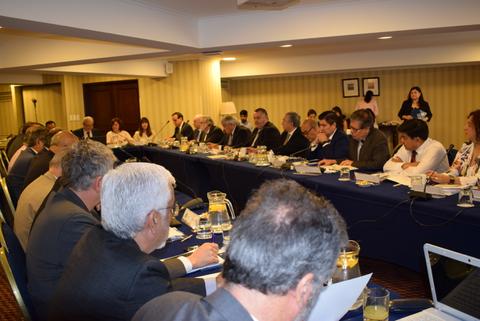 Reunión de un grupo de personas en una mesa larga en un ambiente formal.