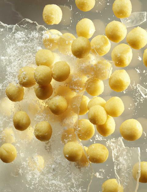 La imagen muestra bolas amarillas flotando sobre una superficie brillante y helada.