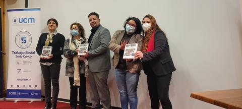 Un grupo de personas posando en un evento relacionado con el trabajo social en la sede de Cuenca.