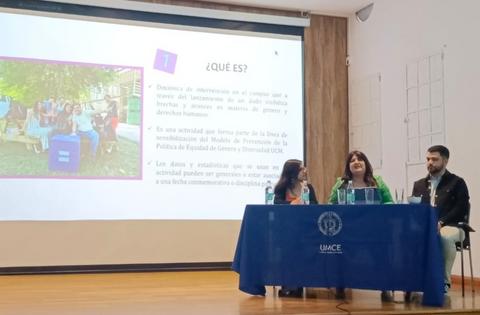 Una presentación sobre la igualdad de género con un grupo de personas en un evento educativo.