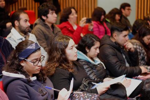 Un grupo de personas atentas en una charla o conferencia.