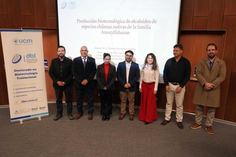 Un grupo de siete personas sonríen en un evento académico relacionado con biotecnología en Chile.