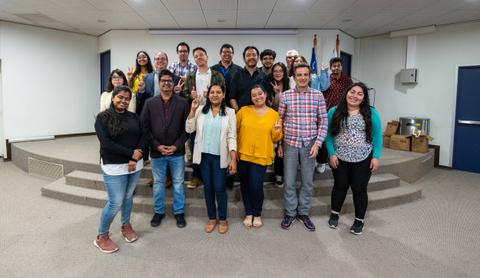 Grupo de personas posando juntas en un evento social.