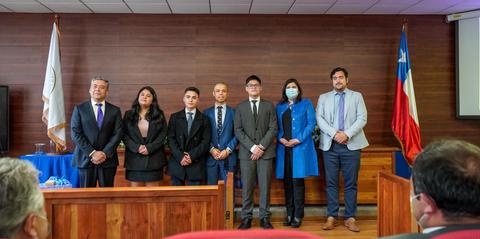 Grupos de personas posando en un ambiente formal en Chile.